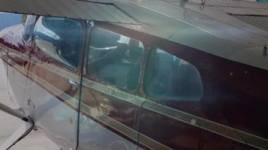 Uçan uçak üzerindeki bağlantı ağının animasyonu. küresel seyahat ve bağlantılar konsepti dijital olarak oluşturulmuş video.