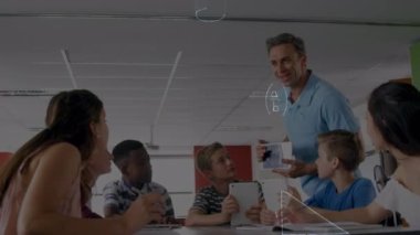 Kafkas erkek öğretmen öğrencilere dijital tablet kullanarak matematik denklemleri öğretiyor. Okula ve eğitim konseptine dönüş