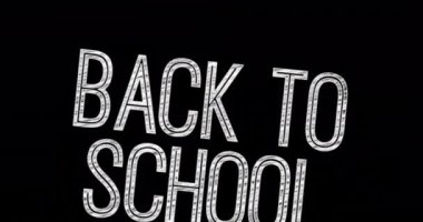 Siyah arkaplan üzerine okula dönüş metninin animasyonu. okul, eğitim ve öğrenim konsepti dijital olarak oluşturulmuş video.