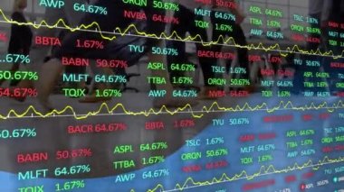 Yürüyen insanlar üzerinde borsa animasyonu. küresel bağlantılar, dijital arayüz ve teknoloji konsepti dijital olarak oluşturulmuş video.