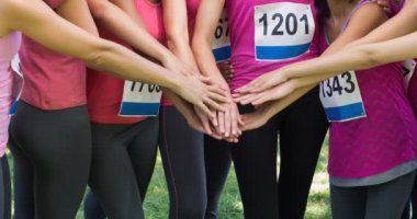 Çeşitli gülümseyen kadın gruplarının animasyonu. Göğüs kanseri pozitif farkındalık kampanyası konsepti dijital olarak üretildi.