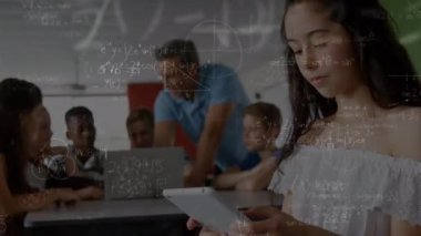 İlkokulda dijital tablet kullanan beyaz bir kıza karşı yüzen matematiksel denklemler. Okula ve eğitim konseptine dönüş