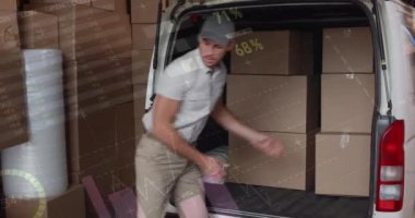 Mali veri işleme animasyonu teslimatçının arabayı deponun dışına yüklemesi üzerine. küresel sevkiyat, dağıtım ve bağlantılar konsepti dijital olarak oluşturulmuş video.