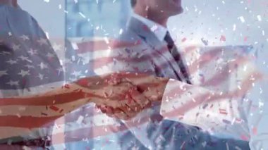 Amerikan bayrağının üzerine düşen konfeti animasyonu ve iş adamı tokalaşması. Kutlama, bağımsızlık ve Amerikan geleneği konsepti dijital olarak oluşturulmuş video.