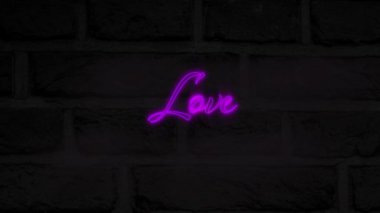 Siyah arkaplana karşı neon mor aşk metninin dijital animasyonu. neon reklam panosu pankartı konsepti