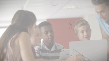 Kafkas erkek öğretmenine karşı yüzen matematiksel denklemler öğrencilere laptop kullanarak öğretiyor. Okula ve eğitim konseptine dönüş