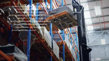 Fabrika üzerinde dünya haritası ve veri işleme animasyonu. küresel bağlantılar, dijital arayüz ve teknoloji konsepti dijital olarak oluşturulmuş video.