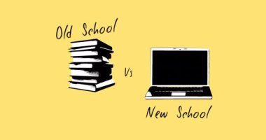 Eski okul ve yeni okul metninin animasyonu ve sarı arkaplanda dijital simgeler. okul, eğitim ve öğrenim konsepti dijital olarak oluşturulmuş video.