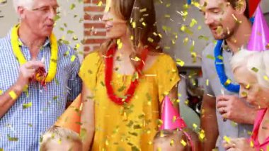 Doğum günü partisinde mutlu bir ailenin üzerine konfetilerin düşüşünün animasyonu. parti, aile ve kutlama konsepti dijital olarak oluşturulmuş video.