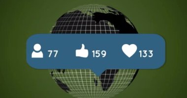 Yeşil arka planda dönen dünya üzerinde artan sayılara sahip çoklu sosyal medya simgeleri. Sosyal medya ağı ve teknoloji kavramı