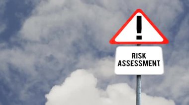 Dikkat dikkat dikkat dikkat, mavi gökyüzündeki bulutlara karşı risk değerlendirme metni. uyarı ve uyarı kavramı