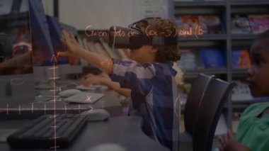 İlkokulda vr kulaklık takan beyaz bir çocuğa karşı yüzen matematiksel denklemler. Okula ve eğitim konseptine dönüş