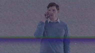 Akıllı telefondan konuşan kafası karışmış bir adam için çarpıtma ve parazit çizgileri. çevrimiçi dijital arayüz, teknoloji, veri işleme ve dijital olarak oluşturulmuş iletişim konsepti.