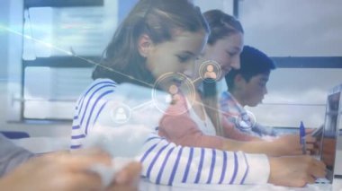 Elektronik cihazlar kullanan öğrencilerin üzerindeki simgelerle bağlantı ağının animasyonu. küresel eğitim ve öğrenme kavramı dijital olarak oluşturulmuş video.