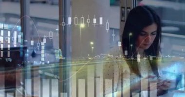 Akıllı telefon kullanan bir iş kadını hakkında istatistik ve veri işleme animasyonu. küresel iş, veri işleme ve teknoloji konsepti dijital olarak oluşturulmuş video.
