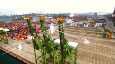 Liman üzerindeki simgelerle bağlantı ağının canlandırılması. küresel gönderim, dağıtım, iş, veri işleme ve teknoloji konsepti dijital olarak oluşturulmuş video.