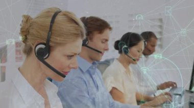 Telefon kulaklığı kullanan iş adamlarının simgeleriyle bağlantı ağının animasyonu. küresel iş, bağlantılar, dijital arayüz ve teknoloji konsepti dijital olarak oluşturulmuş video.