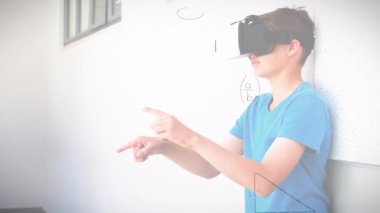 İlkokulda vr kulaklık takan beyaz bir çocuğa karşı yüzen matematiksel denklemler. Okula ve eğitim konseptine dönüş