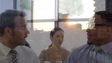 Şehir manzarası üzerinde iş adamı tokalaşmasının animasyonu. küresel iş, başarı ve iletişim konsepti dijital olarak oluşturulmuş video.