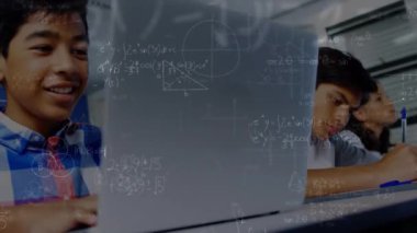 İlkokulda sınıfta dizüstü bilgisayar kullanan bir çocuğa karşı yüzen matematiksel denklemler. Okula ve eğitim konseptine dönüş