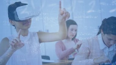 İlkokulda vr kulaklık takan bir çocuğa karşı matematik denklemleri. Okula ve eğitim konseptine dönüş