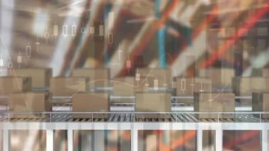 Taşıyıcı bantlardaki karton kutuların üzerinde finansal veri işleme animasyonu. küresel gönderim, dağıtım, iş, veri işleme ve dijital arayüz kavramı dijital olarak oluşturulmuş video.