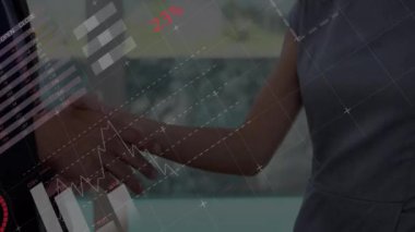 İş adamı tokalaşması üzerine istatistik ve veri işleme animasyonu. küresel iş, başarı, bağlantılar ve dijital arayüz konsepti dijital olarak oluşturulmuş video.