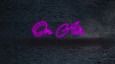 Arka planda siyah tuğla duvara karşı hava metninde neon mor. radyo neon pano pankartı konsepti