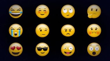 Siyah arkaplana karşı birden fazla yüz emojisi üzerinden bağlantı ağının dijital animasyonu. ifade ve iletişim kavramı