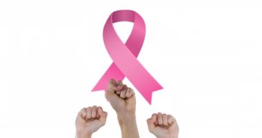 Yumrukların üzerinde pembe kurdele logosu. Göğüs kanseri pozitif farkındalık kampanyası konsepti dijital olarak üretildi.