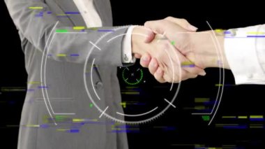 İş adamının tokalaşması üzerine yapılan taramalar. küresel iş, başarı, bağlantılar ve dijital olarak oluşturulmuş video işleme konsepti.