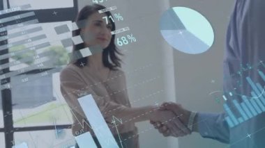 İş adamı tokalaşması üzerine istatistik ve veri işleme animasyonu. küresel iş, başarı, bağlantılar ve dijital arayüz konsepti dijital olarak oluşturulmuş video.