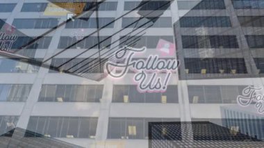 Metinlerin animasyonu bizi takip ediyor ve modern şehir binaları üzerinden sosyal medya bildirimleri geliyor. küresel iletişim, sosyal ağ ve dijital arayüz kavramı dijital olarak oluşturulmuş video.