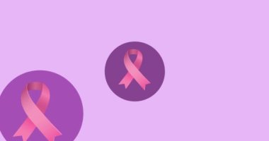 Pembe arka planda birden fazla pembe kurdele logosu görünüyor. Göğüs kanseri pozitif farkındalık kampanyası konsepti dijital olarak üretildi.