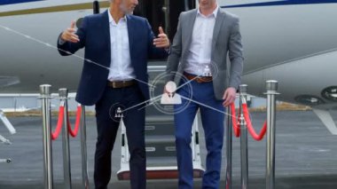 Uçak ve iş adamları arasındaki bağlantı ağının animasyonu. küresel iş, seyahat ve bağlantılar dijital olarak oluşturulmuş video.