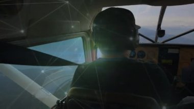 Uçaktaki pilot üzerinden bağlantı ağının animasyonu. küresel seyahat ve bağlantılar konsepti dijital olarak oluşturulmuş video.