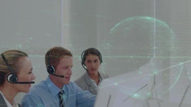 Telefon kulaklığı kullanan iş adamları üzerinden bağlantı ağının ve dünyanın animasyonu. küresel iş, bağlantılar, dijital arayüz ve teknoloji konsepti dijital olarak oluşturulmuş video.