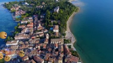 Şehir manzarasının havadan görüntüsüne karşı yüzen çoklu yüz emojilerinin dijital bileşimi. Sosyal medya ağı ve teknoloji kavramı