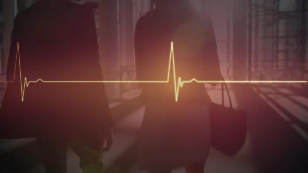 Monitor Frecuencia Cardíaca Azul Brillante Contra Diversos Hombres Mujeres Que — Vídeo de stock