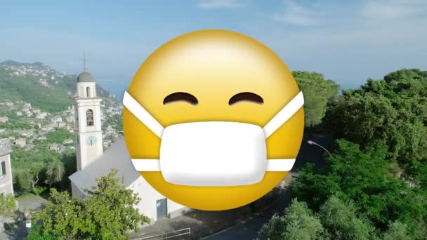 Digital Sammansättning Ansiktet Bär Mask Emoji Mot Antenn Syn Stadsbilden — Stockvideo