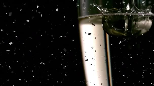 Animatie Van Confetti Champagne Gieten Glas Zwarte Achtergrond Oudejaarsavond Feest — Stockvideo