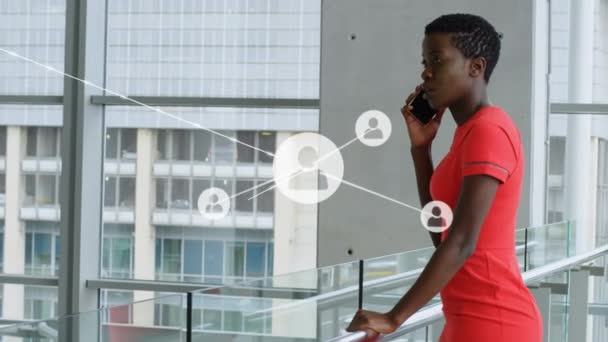 Síť Profilových Ikon Proti Africké Americké Obchodnice Mluví Smartphone Kanceláři — Stock video