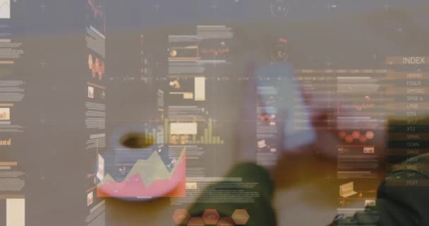 Animering Statistik Och Databehandling Över Affärsman Som Använder Smartphone Globalt — Stockvideo
