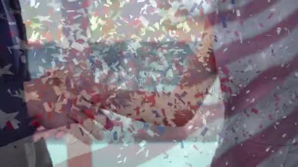 Animasi Confetti Jatuh Atas Bendera Amerika Dan Jabat Tangan Pengusaha — Stok Video