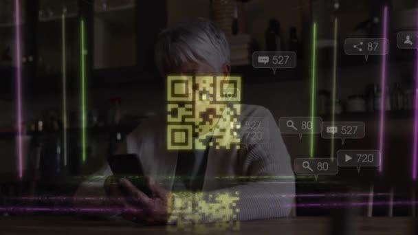 Animation Des Codes Über Frau Mit Smartphone Globale Digitale Sicherheit — Stockvideo