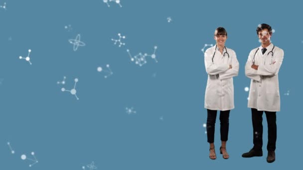 Молекулярные Структуры Плавающие Над Портретом Белых Врачей Мужчин Женщин Улыбающихся — стоковое видео