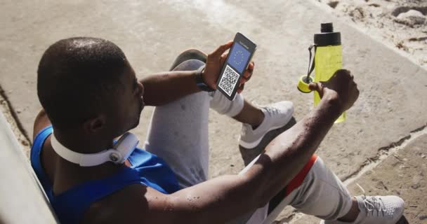 Homem Rua Segurando Smartphone Com Certificado Vacinação Vívida Bandeira Código — Vídeo de Stock