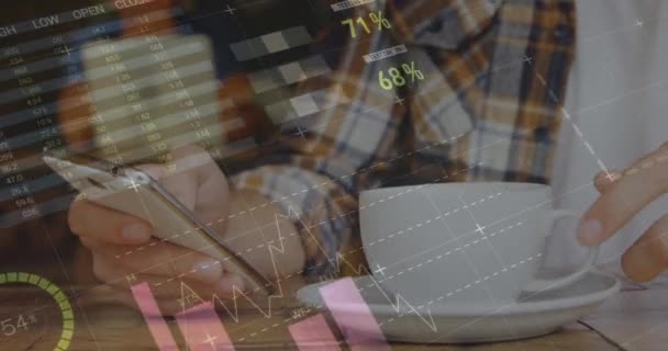 Animace Statistiky Zpracování Dat Nad Člověkem Pomocí Smartphonu Globální Koncepce — Stock video