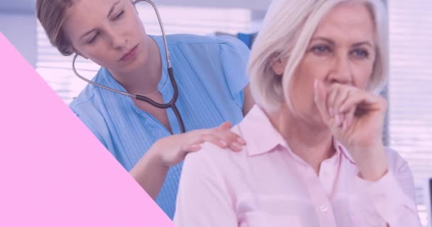 女性医師と患者の上に乳がんのテキストとピンクリボンのロゴのアニメーション 乳がん認知キャンペーンのコンセプトデジタル生成ビデオ — ストック動画