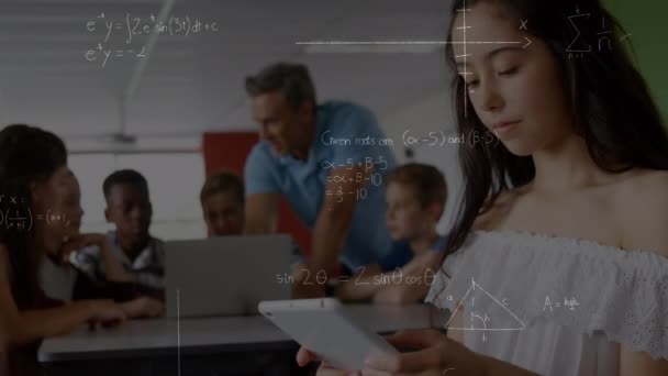 Animation Mathematischer Gleichungen Über Schüler Mit Laptop Globales Bildungs Verbindungs — Stockvideo